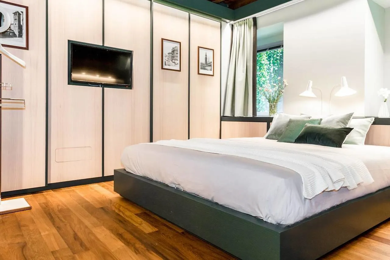 Apartment Joivy Luxurious Apt For 4 Near Duomo And Galleria Vittorio Milan Italy